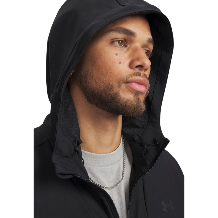 Detalle de capucha en sudadera negra de hombre Under Armour UA Unstoppable Woven 6014621