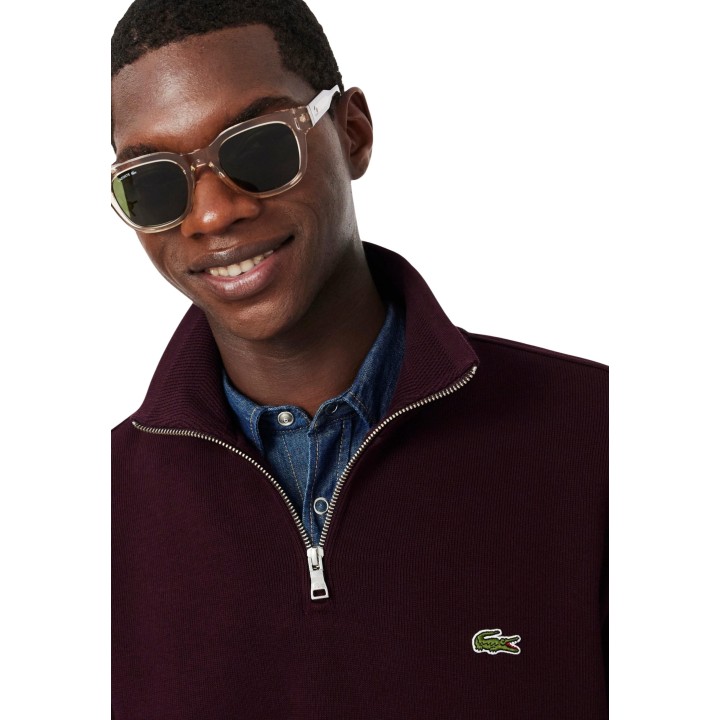 Detalle frontal de sudadera Lacoste de hombre bordeaux SH1927 con logo y cremallera