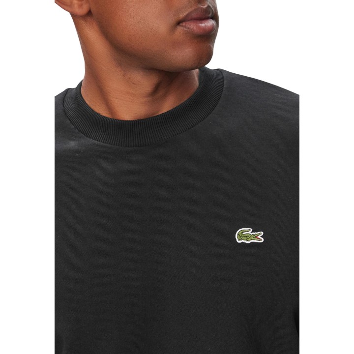 Detalle del cuello y logo de Lacoste en sudadera negra SH8868