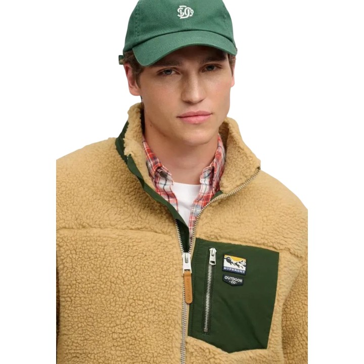 Detalle frontal de sudadera Superdry de forro polar beige para hombre