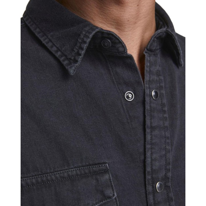Detalle del cuello y botones de la camisa negra Jack Jones Jjesheridan