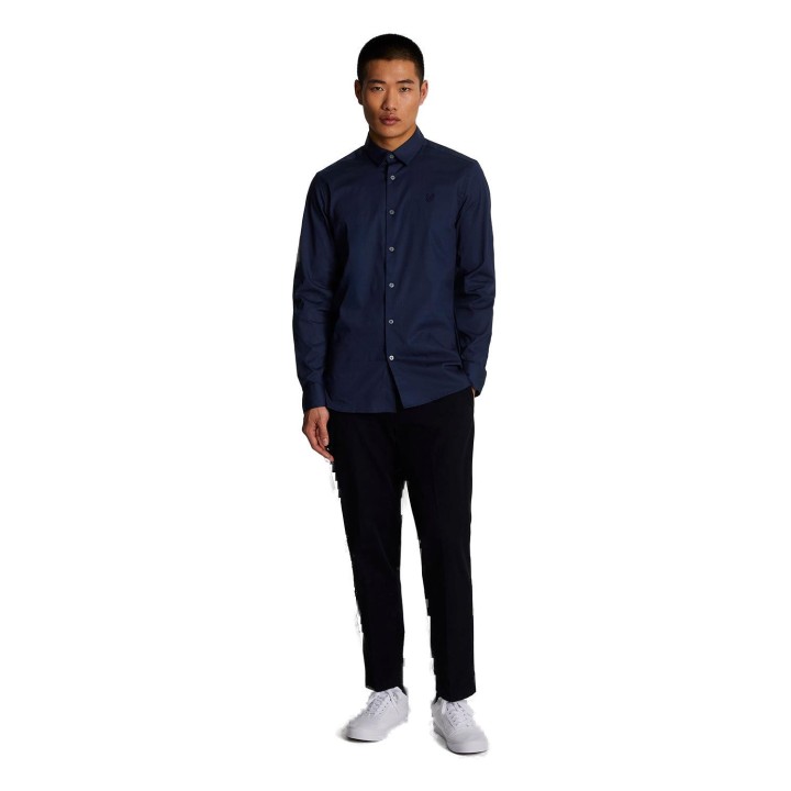 Camisa de hombre Lyle & Scott LW1115TON azul oscuro vista de tres cuartos