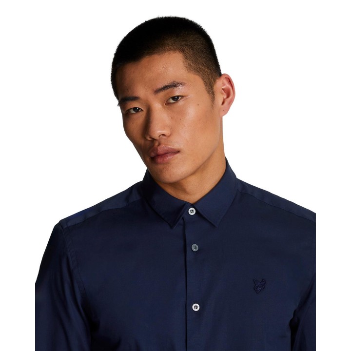 Detalle de camisa de hombre Lyle & Scott LW1115TON azul oscuro