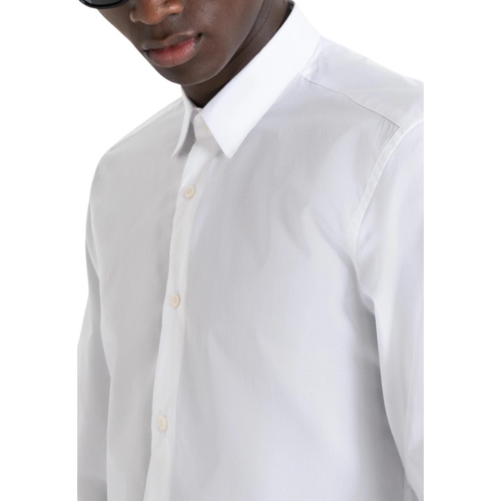 Detalle del cuello y botones de camisa blanca Antony Morato de hombre