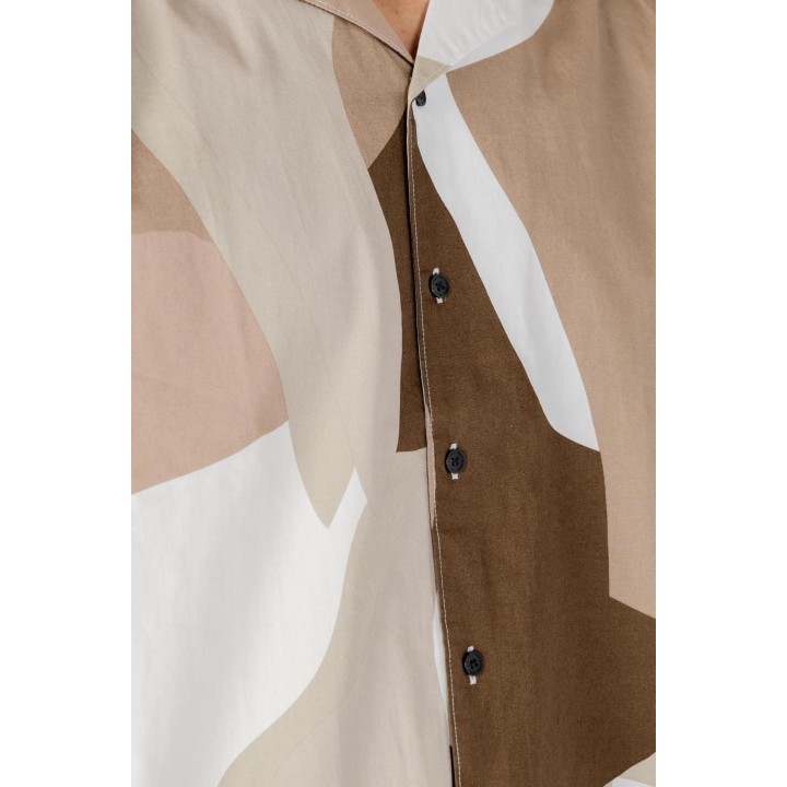 Detalle de botones y estampado de camisa Only & Sons marrón