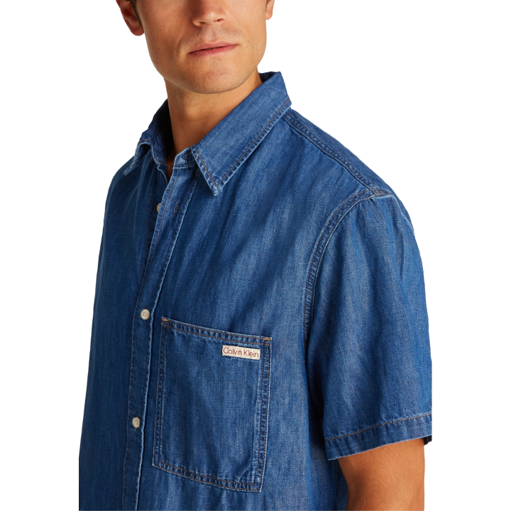 Detalle frontal de camisa Calvin Klein Jeans de hombre azul vaquera