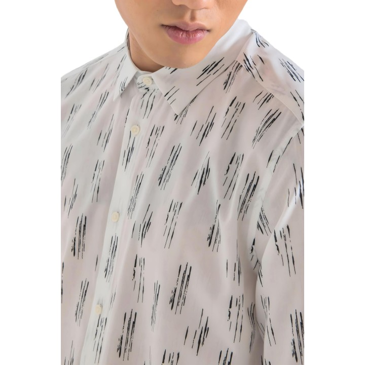 Detalle del cuello y estampado de la camisa blanca de hombre Antony Morato