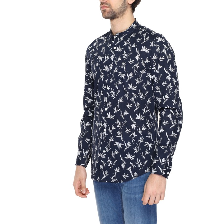 Camisa de hombre Antony Morato Seoul azul estampada vista de tres cuartos