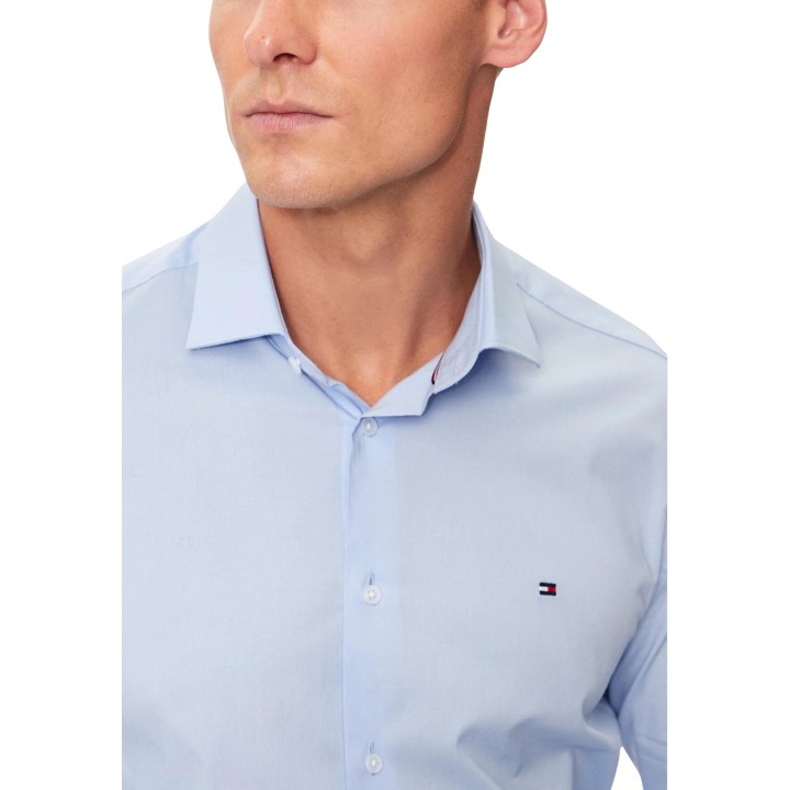Detalle frontal de camisa Tommy Hilfiger azul de popelín para hombre