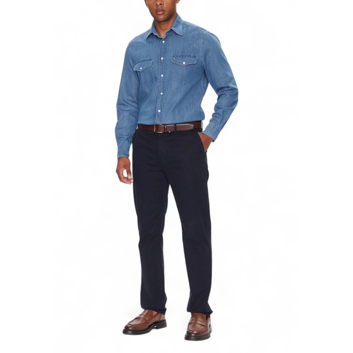 Tommy Hilfiger camisa vaquera azul claro de hombre MW0MW39429 vista tres cuartos