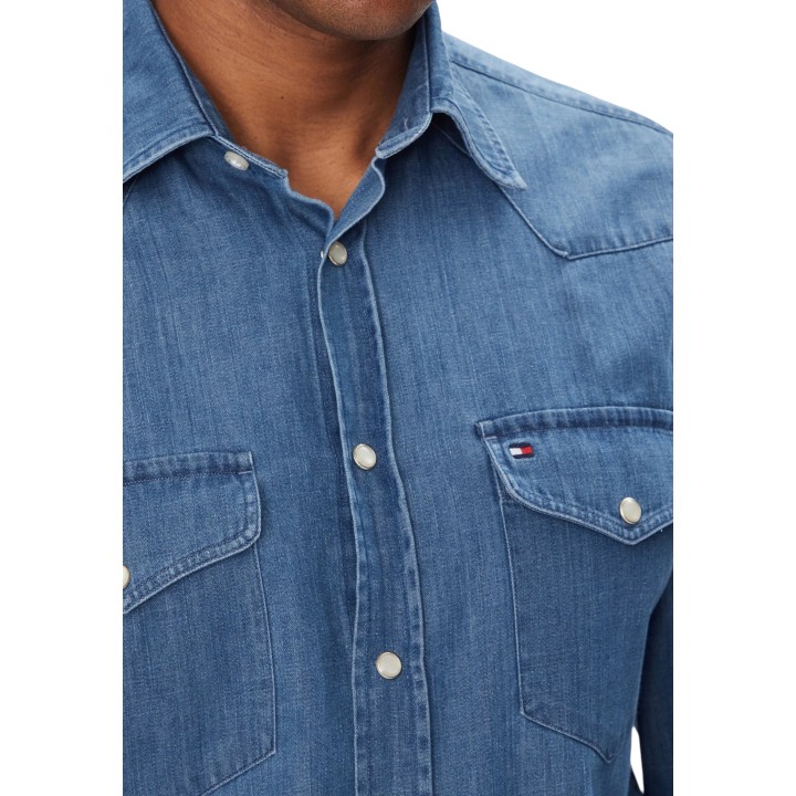 Detalle de camisa vaquera azul claro Tommy Hilfiger de hombre MW0MW39429