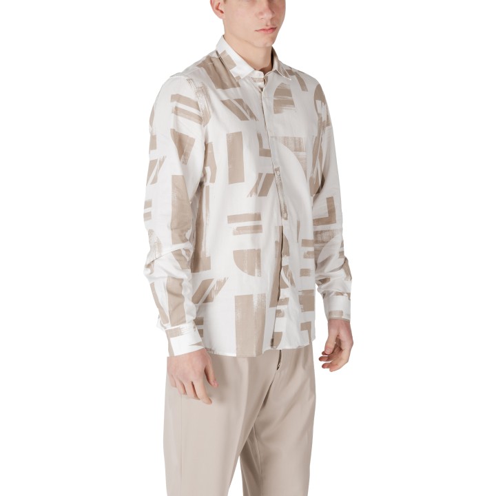 Antony Morato camisa beige de hombre Barcelona vista de tres cuartos