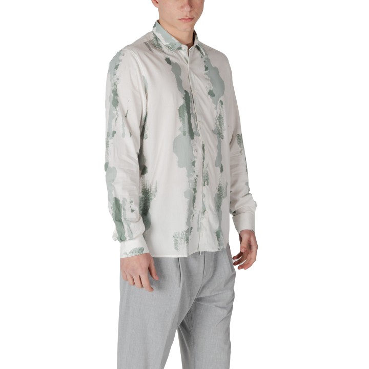 Antony Morato camisa de hombre blanca con estampado verde vista de tres cuartos