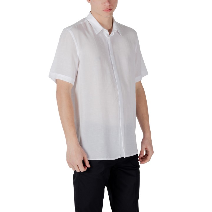 Antony Morato camisa blanca de hombre vista de tres cuartos
