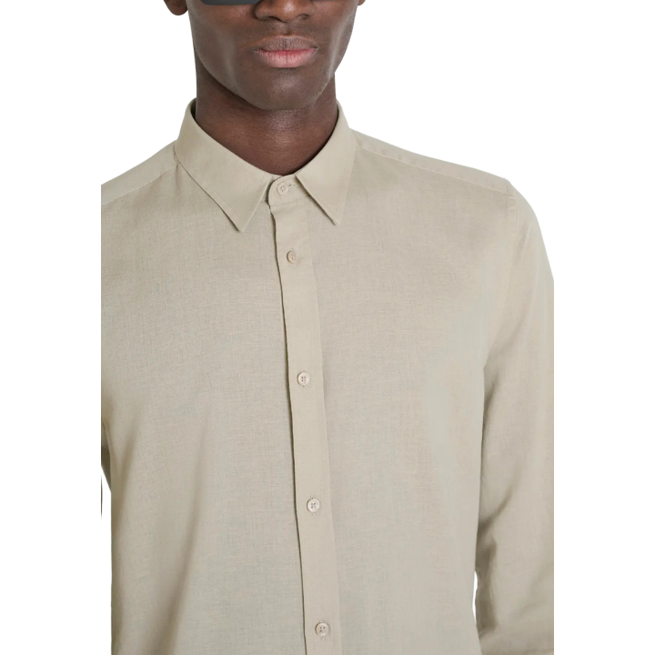 Detalle de cuello y botones de camisa beige Antony Morato para hombre