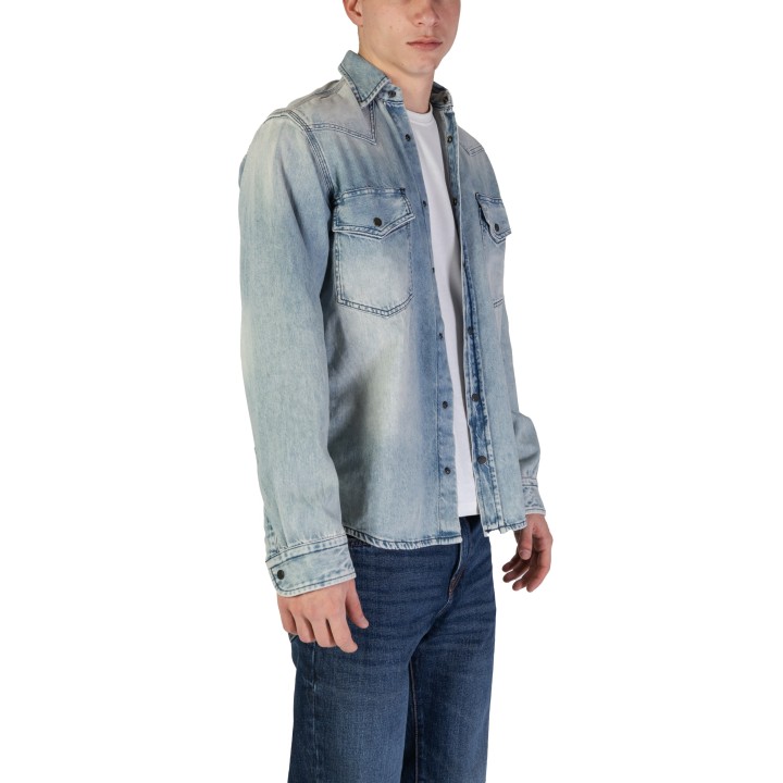 Camisa Boss para hombre de denim azul claro vista de tres cuartos