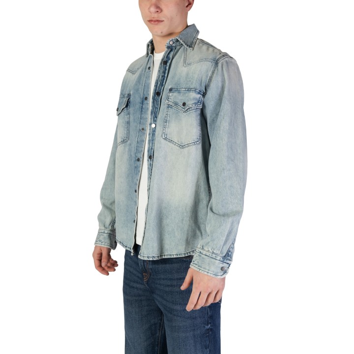 Camisa Boss para hombre de denim azul claro vista de tres cuartos