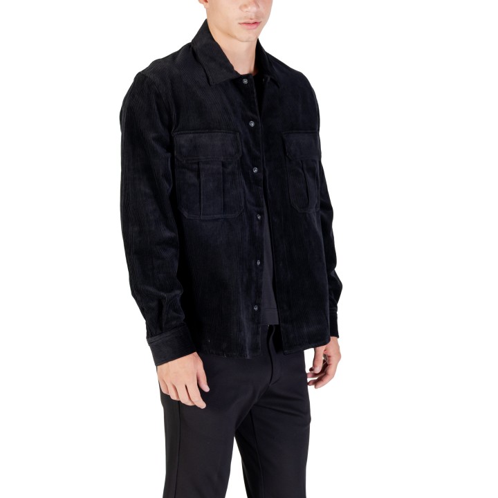 Antony Morato camisa de hombre negra de pana vista de tres cuartos