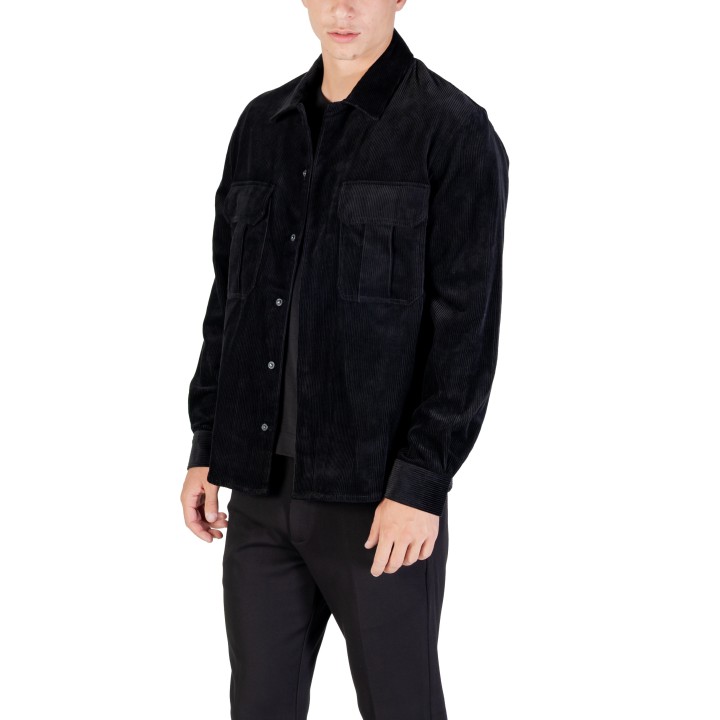 Antony Morato camisa de hombre negra de pana vista de tres cuartos