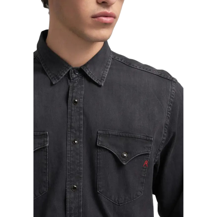Detalle de camisa Replay negra de hombre con bolsillos y botones