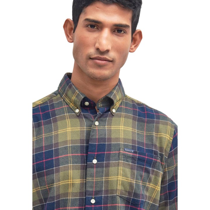 Camisa Barbour Fortrose MSH4991 de hombre verde a cuadros vista frontal sobre modelo de cuerpo entero