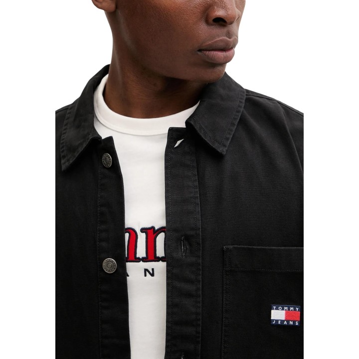 Detalle frontal de camisa negra Tommy Hilfiger Jeans de hombre DM0DM20236