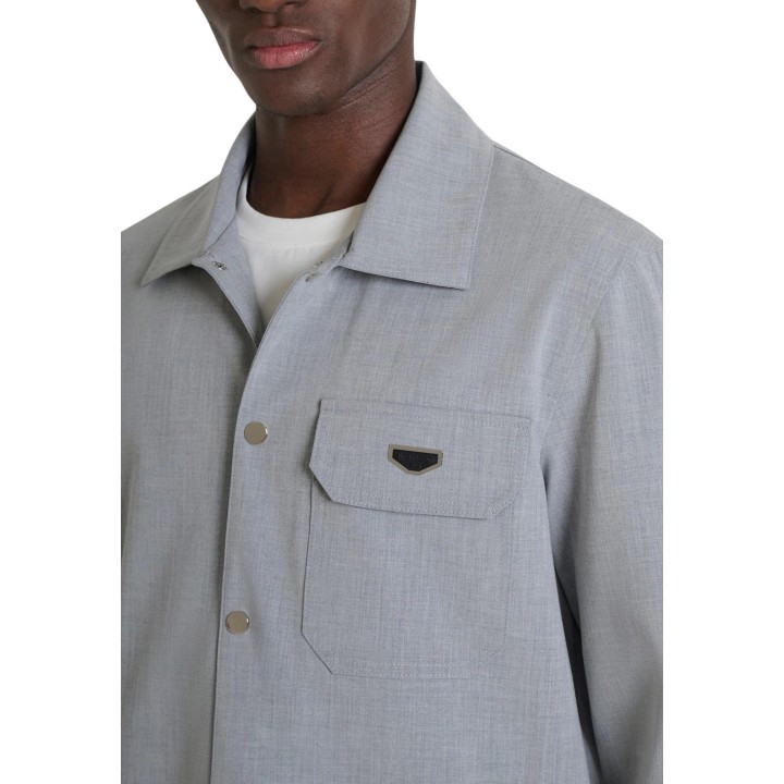 Antony Morato camisa de hombre gris claro detalle del bolsillo