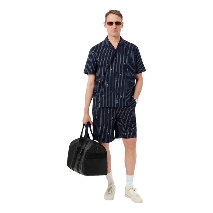 Lacoste CH2343 camisa negra de hombre en vista de tres cuartos