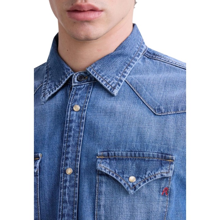 Detalle del cuello y bolsillo de camisa Replay vaquera en denim azul