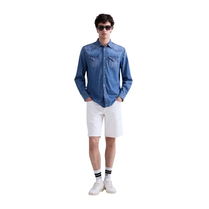 Replay camisa vaquera de hombre en denim azul vista frontal de cuerpo entero