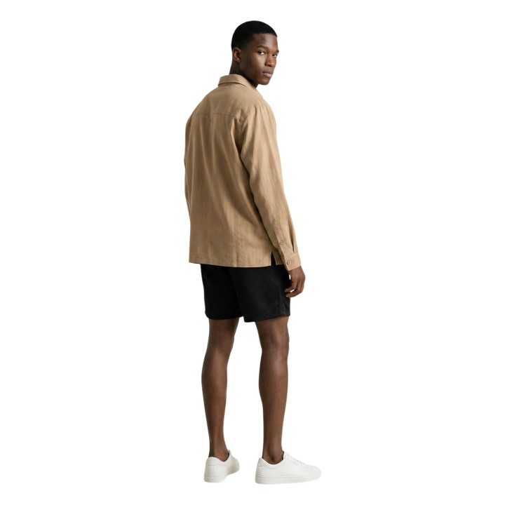 YOS CV8008 camisa negra de hombre de manga larga en vista posterior de tres cuartos