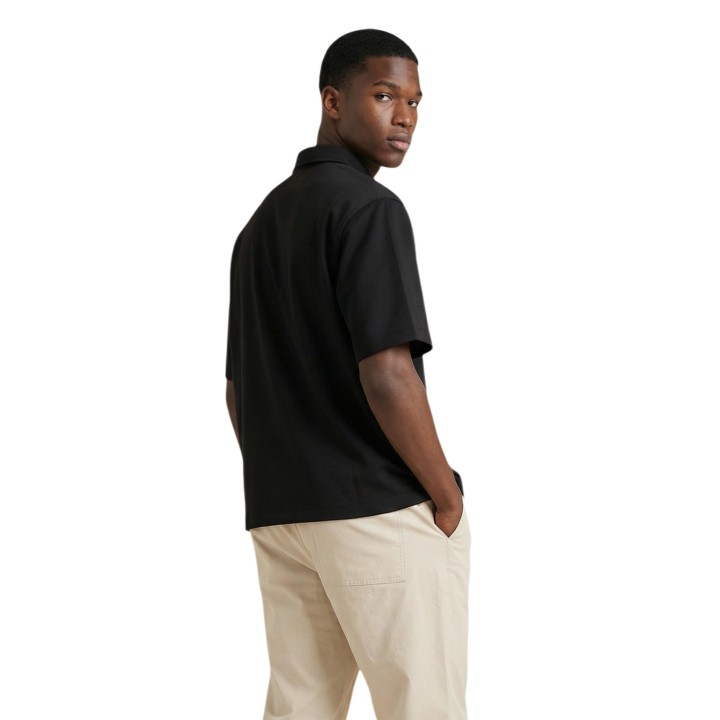 YOS CV8012 camisa negra de hombre vista posterior en tres cuartos