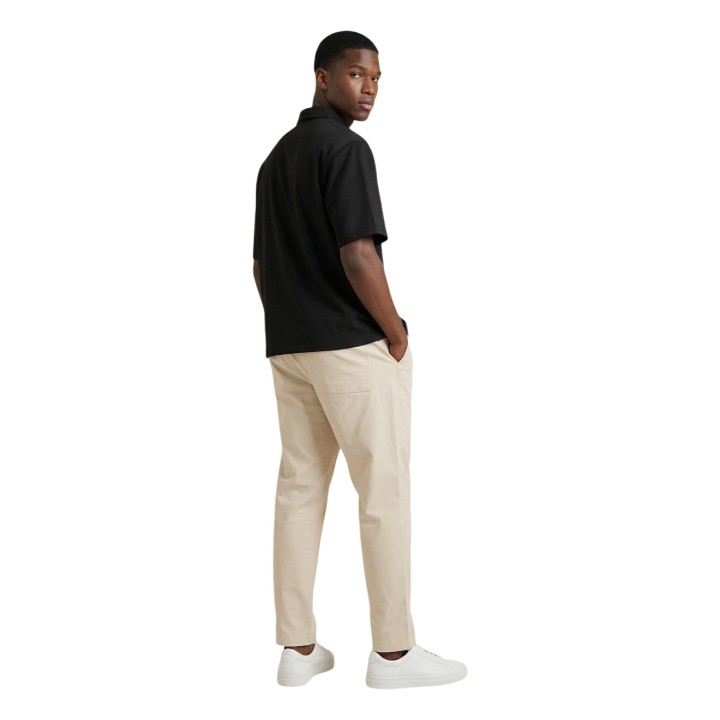YOS CV8012 camisa negra de hombre vista posterior en tres cuartos