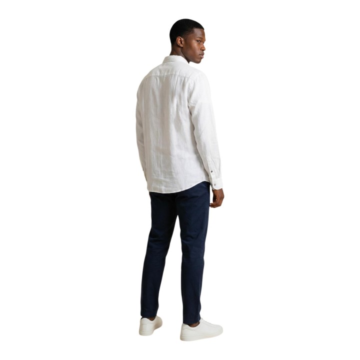 Camisa YOS blanca de hombre SLE6CM032536U vista posterior en tres cuartos