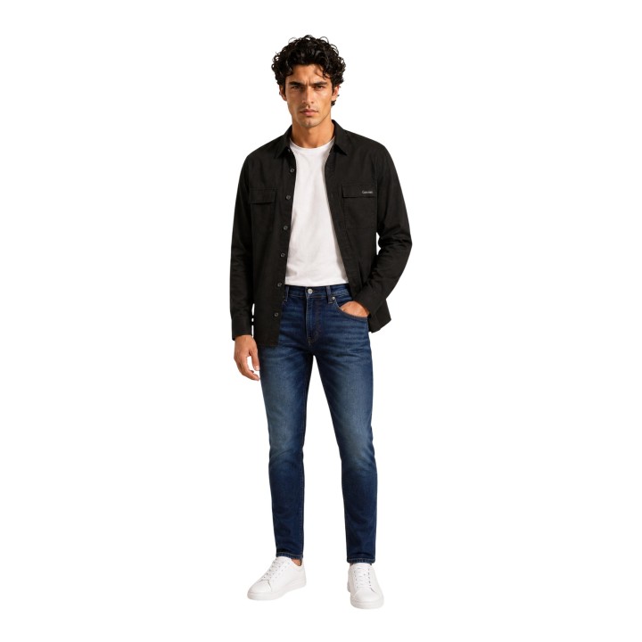 Camisa negra de hombre Calvin Klein Jeans vista frontal con modelo