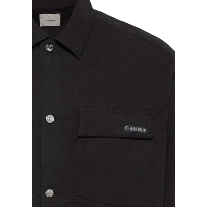 Detalle frontal de camisa negra de hombre Calvin Klein Jeans