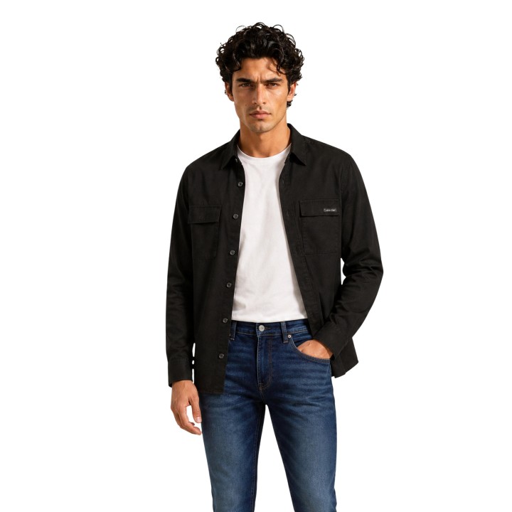 Camisa negra de hombre Calvin Klein Jeans vista frontal con modelo