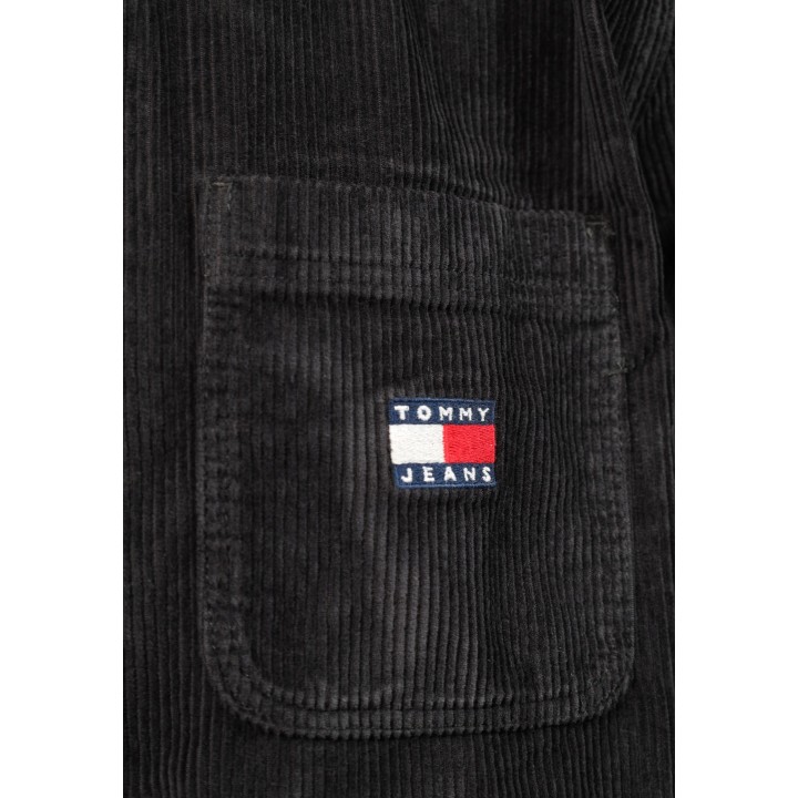 Detalle de bolsillo y logotipo en camisa Tommy Hilfiger Jeans negra de pana