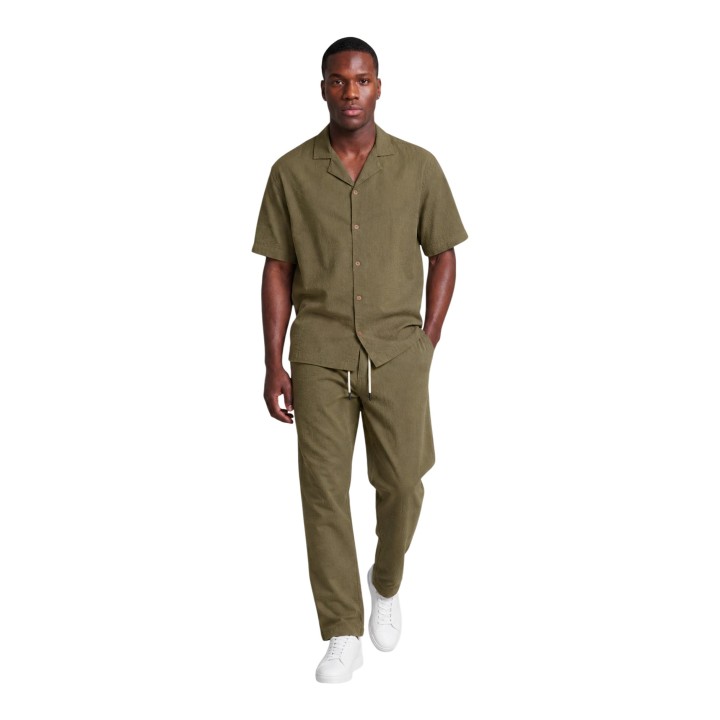 Hydra Clothing camisa de hombre verde oliva vista frontal con modelo