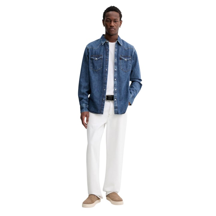 Levi's® camisa de hombre en denim azul vista frontal de cuerpo entero
