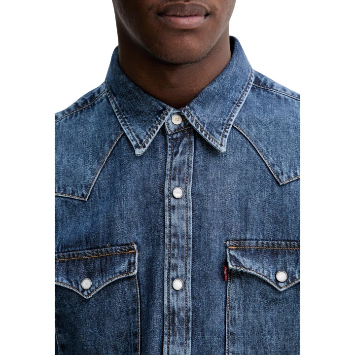 Levi's® camisa de hombre en denim azul detalle del cuello y bolsillos