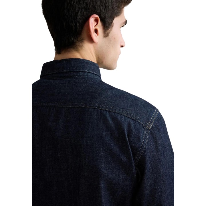 Detalle de hombro y cuello de camisa Replay en denim azul oscuro