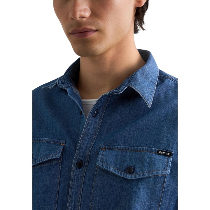 Detalle de camisa Replay de hombre en denim azul profundo
