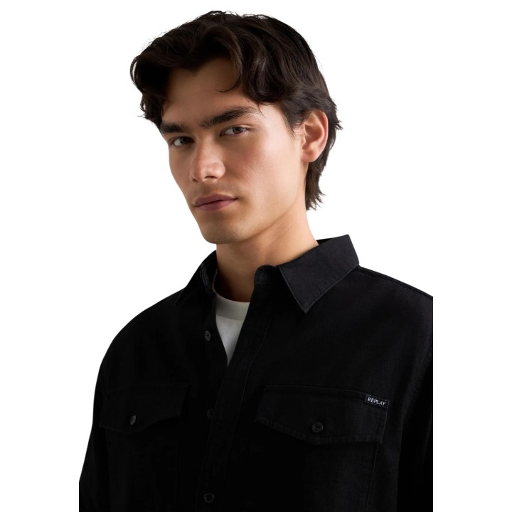 Detalle de camisa Replay de hombre negra de denim 6.5 oz M4124