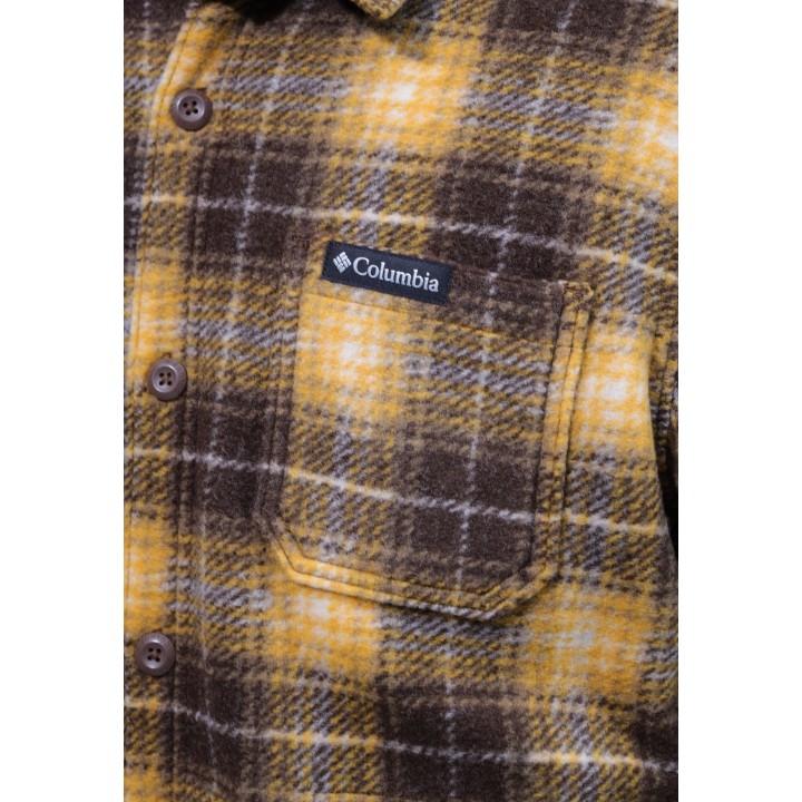 Detalle frontal de camisa chaqueta Columbia marrón de cuadros con bolsillo y botones
