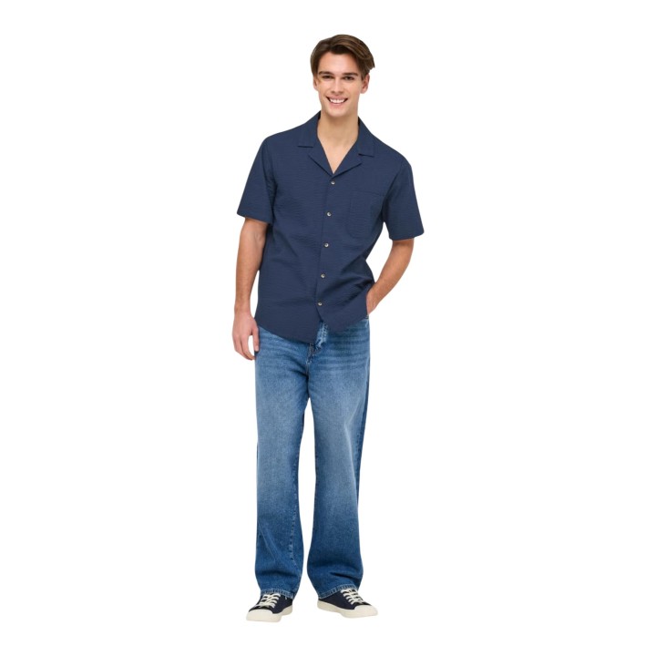 Only & Sons camisa de hombre azul de tejido seersucker vista de tres cuartos