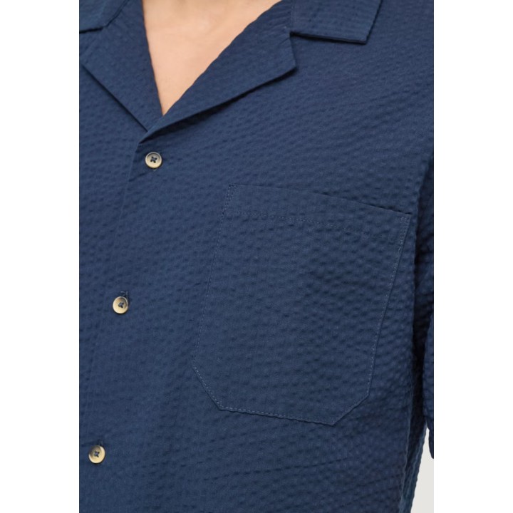 Detalle de camisa Only & Sons de hombre azul con tejido seersucker y bolsillo
