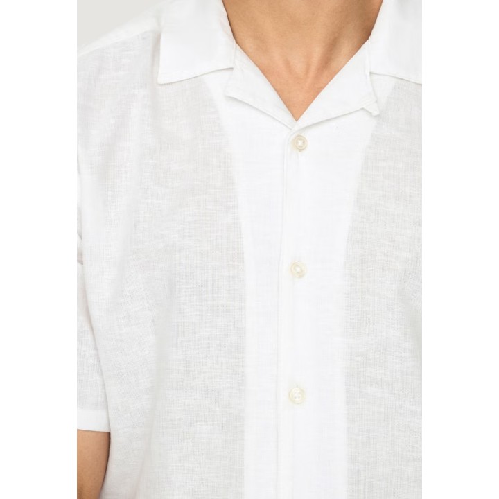 Detalle de camisa Only & Sons de hombre blanca de lino 22025116