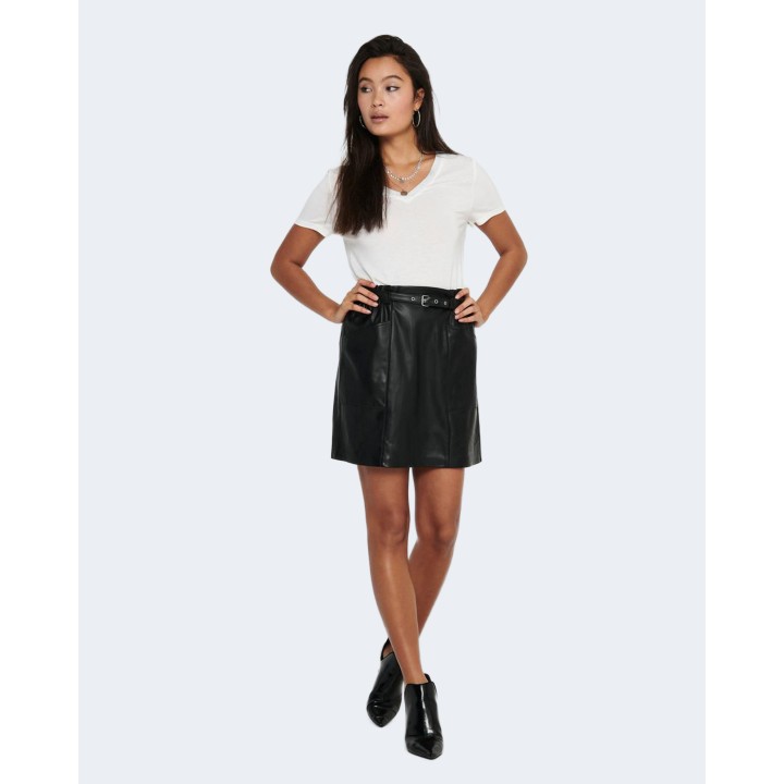 Only falda de mujer negra de cuero sintético con cinturón vista frontal
