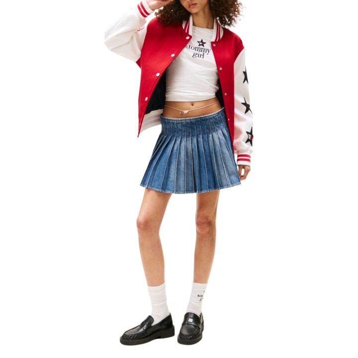 Tommy Hilfiger Jeans falda de mujer plisada en denim índigo vista de tres cuartos